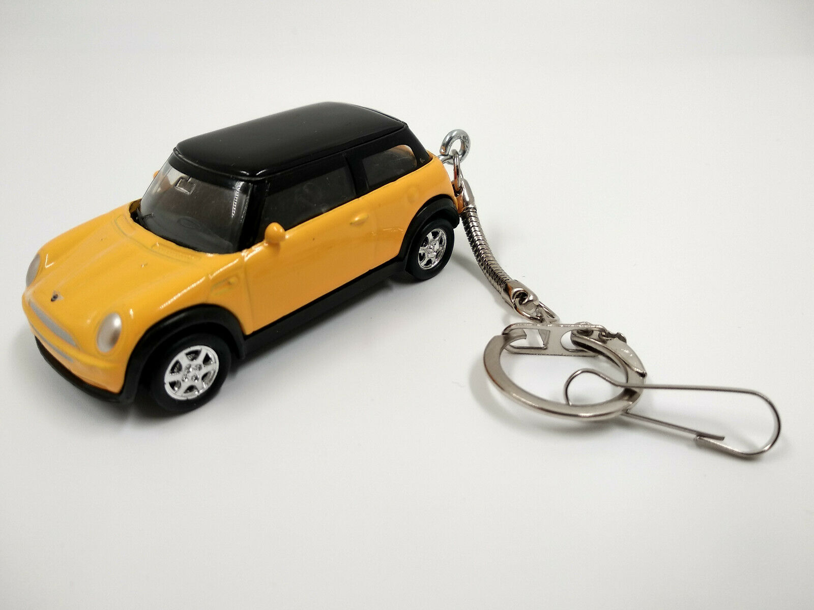 Porte clé Mini Cooper couleur jaune , en métal idée cadeau • Ateepique