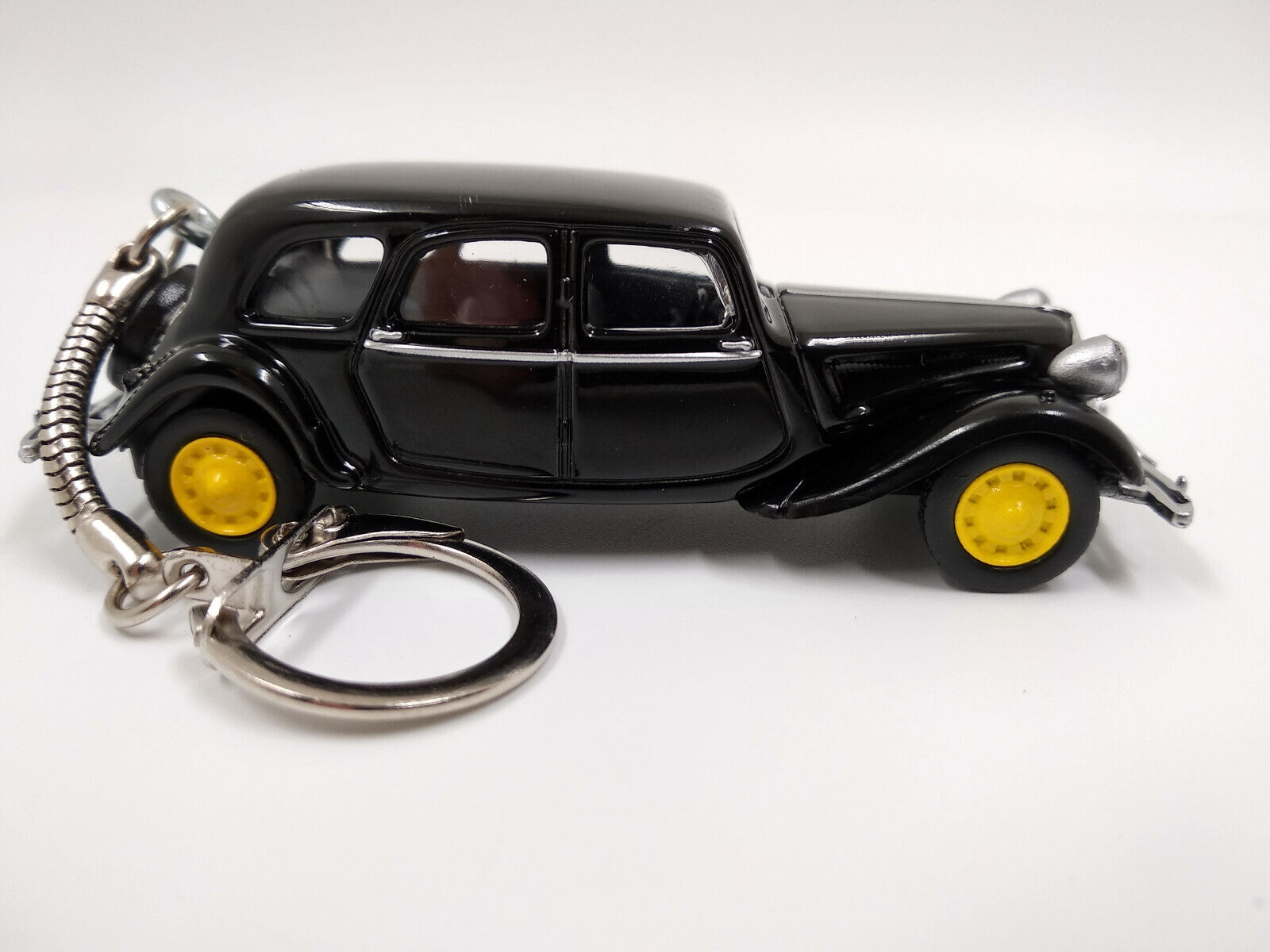 Porte clé Citroën Traction 1939 noir en métal idée cadeau sympa
