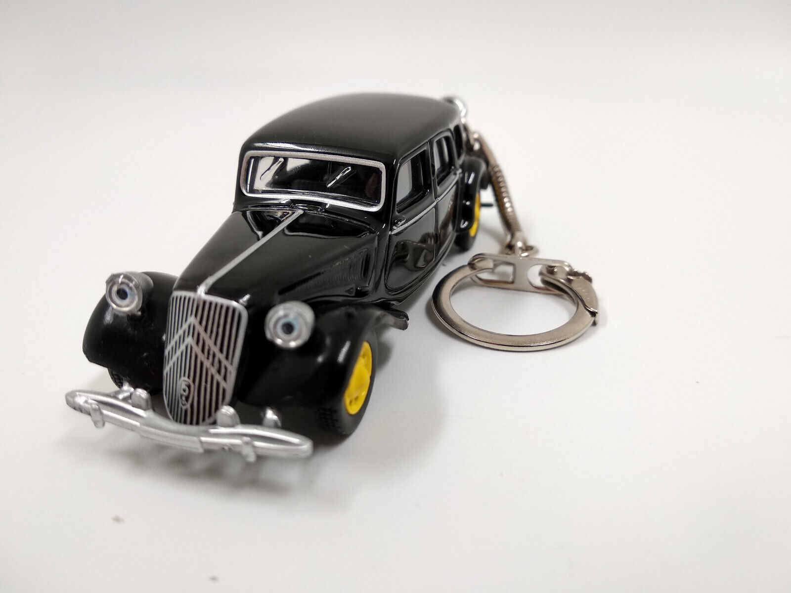 Porte clé Citroën Traction 1939 noir en métal idée cadeau sympa