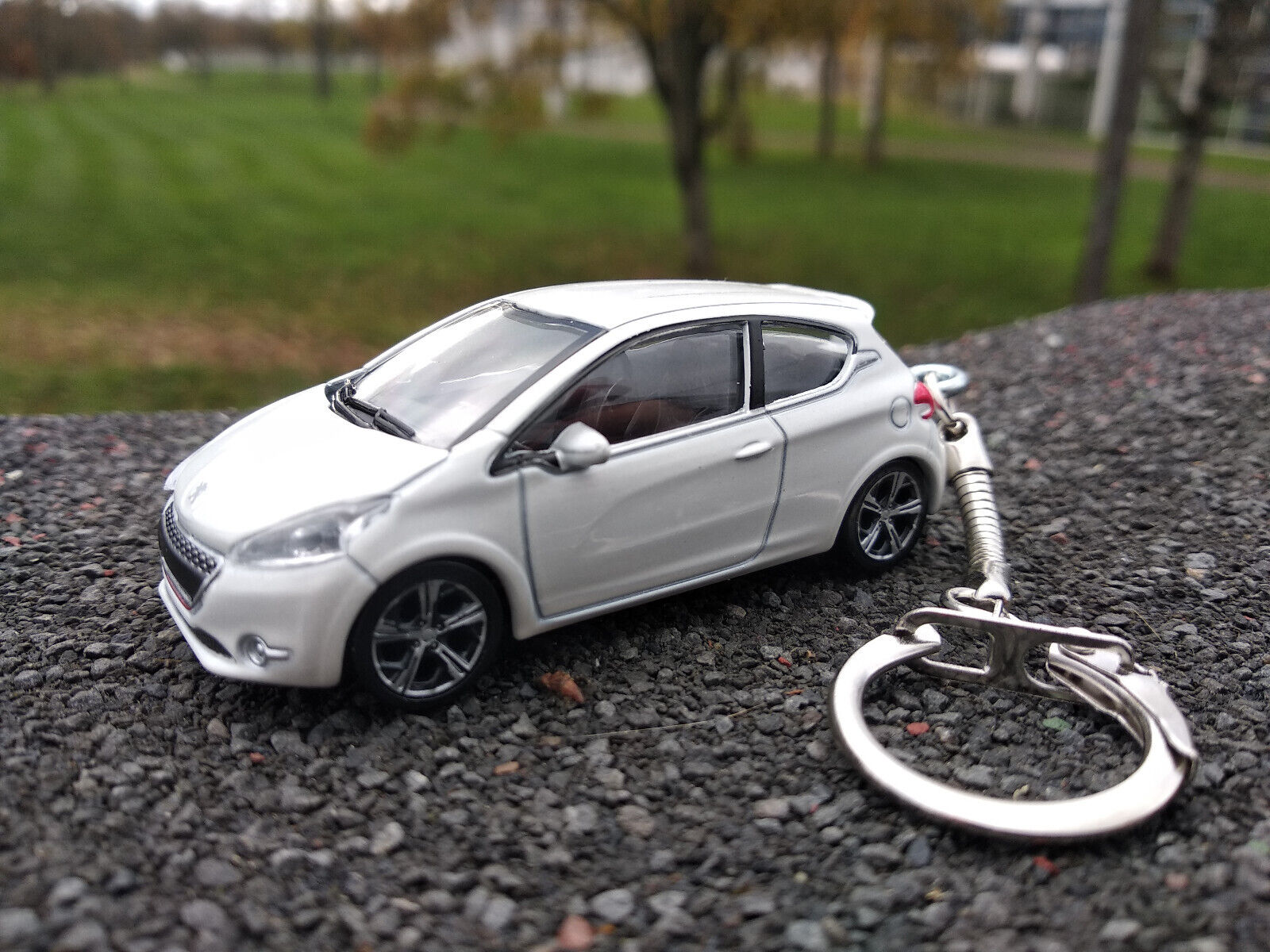 Porte clé Peugeot 208 GTI blanche, en métal , idée cadeau sympa • Ateepique