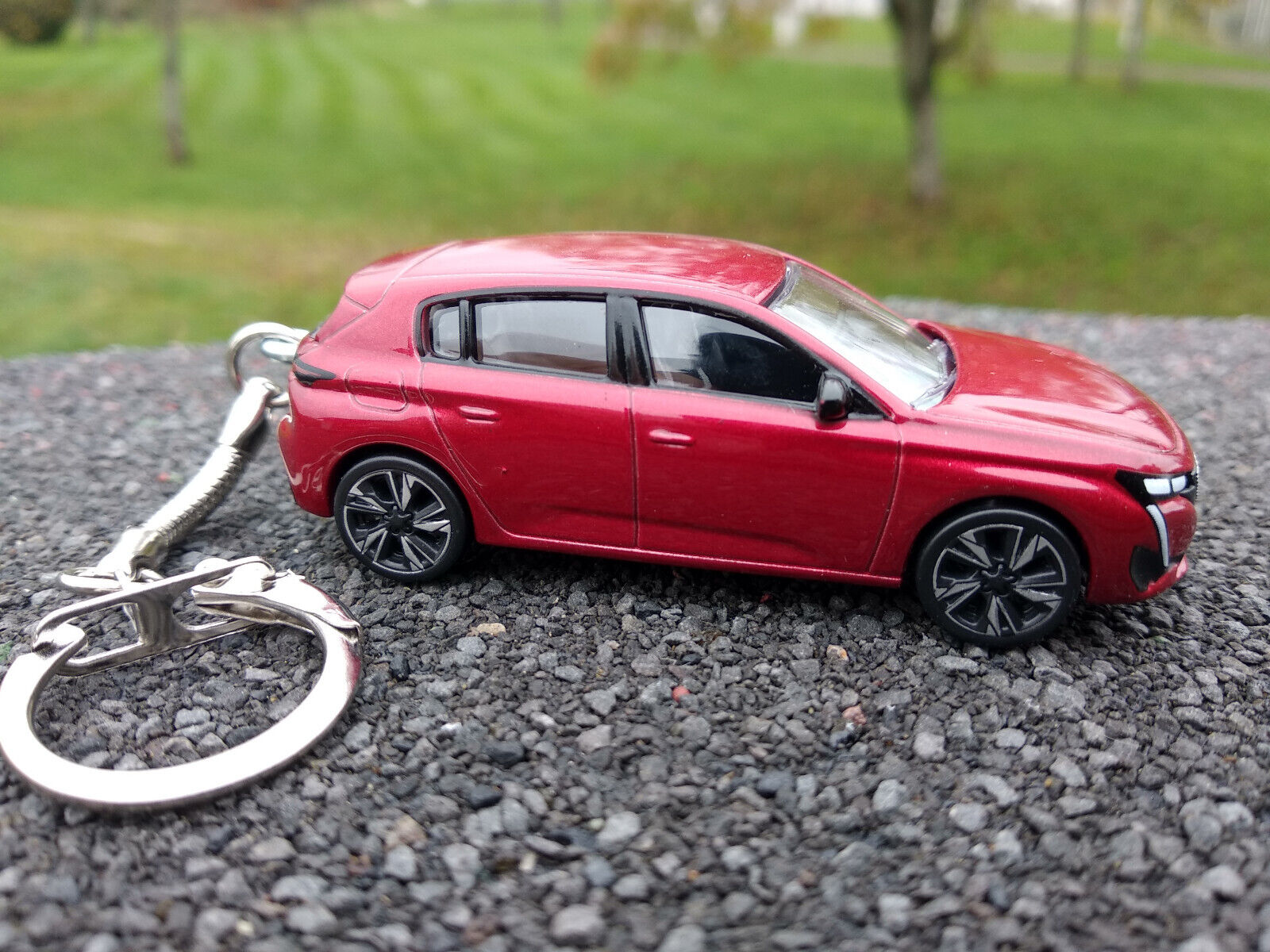 Porte clé Peugeot 308 rouge, en métal,neuf, idée cadeau sympa • Ateepique
