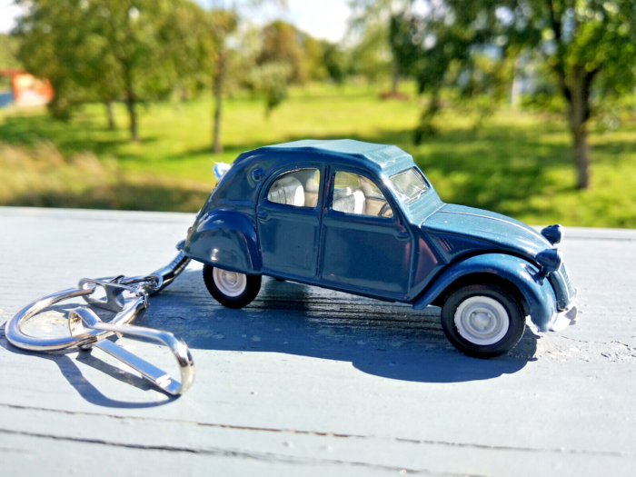 Porte clé 2cv Citroen style Cochonou ,en métal idée cadeau sympa • Ateepique