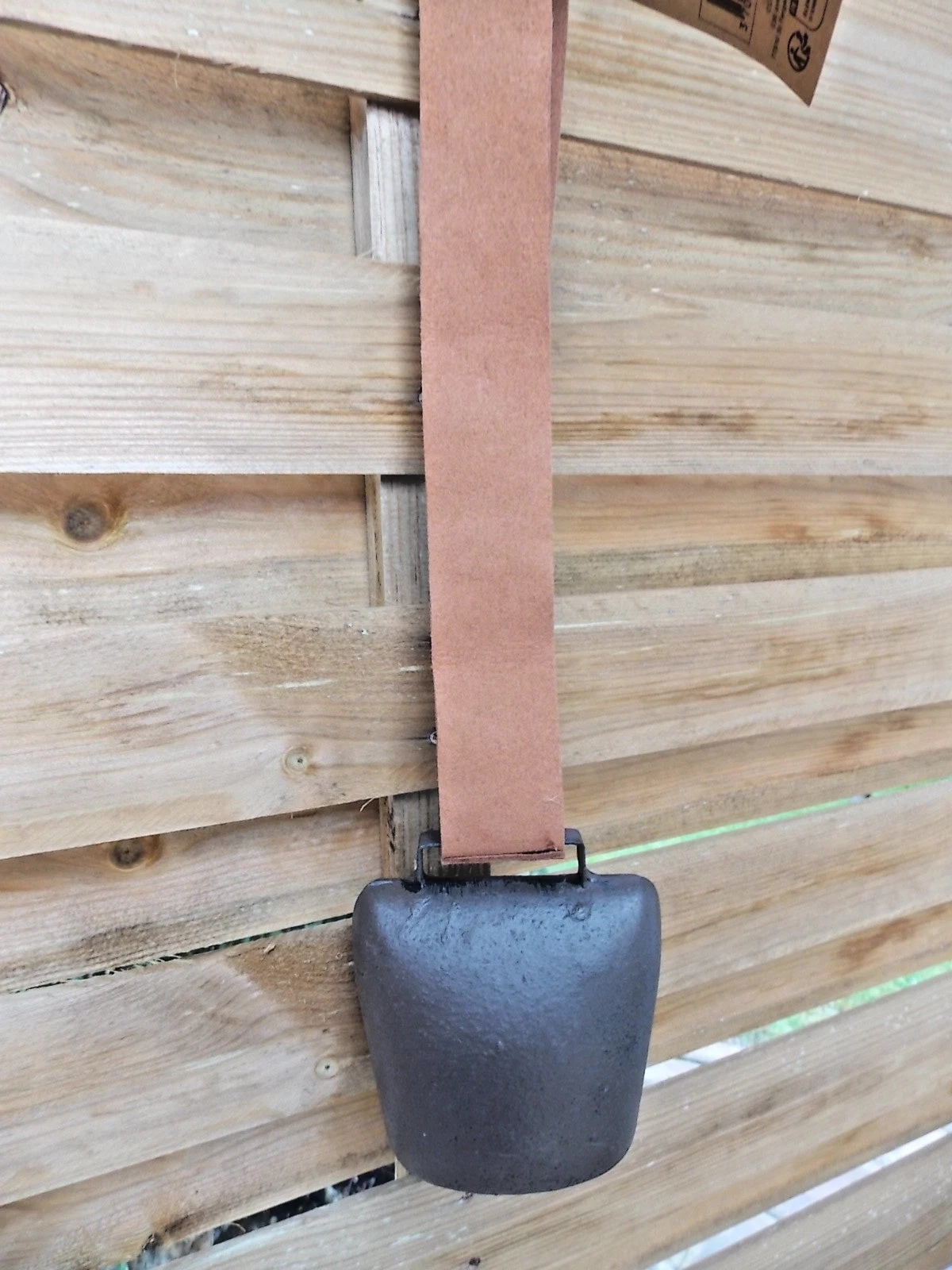 Cloche de vache en métal , a suspendre ,avec lanière cuir